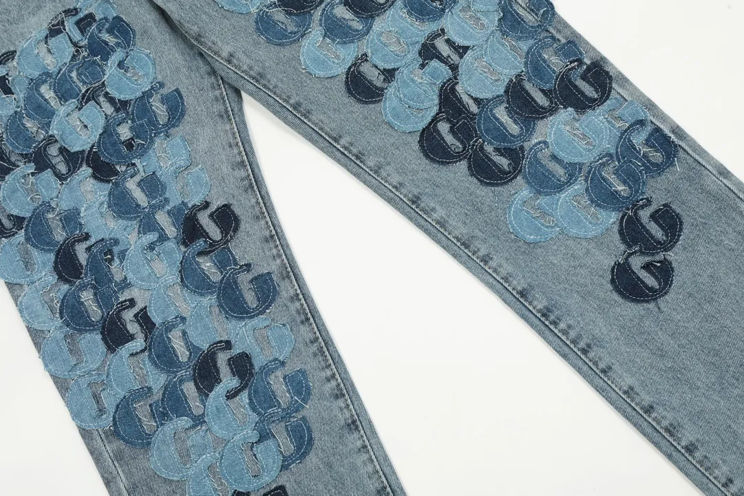 #8062 P286💰 GALLERY DEPT.G letter patch pudding 5001 denim washed and distressed spliced jeans -Original purchase and pattern making to truly restore the ultimate vintage texture -Original hardware accessories, washed and other elevators, QR code analysis are all purchased from the original factory, high degree of restoration, you are welcome to compare with a certain product ~ -Three-dimensional version Loose and comfortable, not picky about the figure, taller and slimmer, factory Seiko, original factory quality control, same style for men and women, can be matched with couples Versatile recommendation: must-have jeans for all seasons Color: blue Size: S-XXL (28-36)